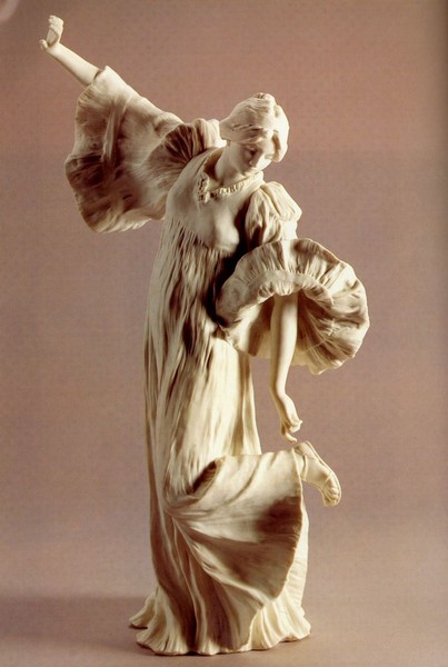 Фото Леонар, Агатон    Национальная Севрская мануфактура    Игра с шарфом    Фрагмент настольного украшения, 1898, фарфор