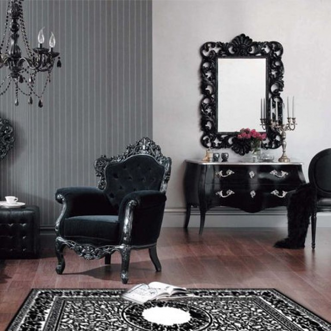 черное кресло в стиле барокко в интерьере гостиной