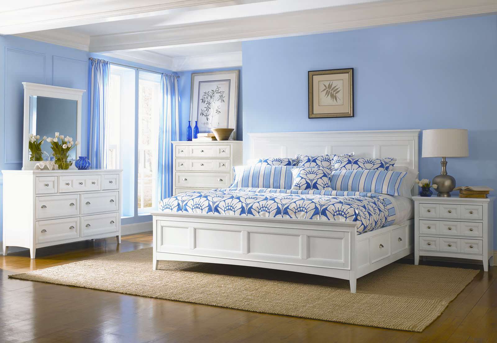 Голубой, белый и коричневый цвета в спальне