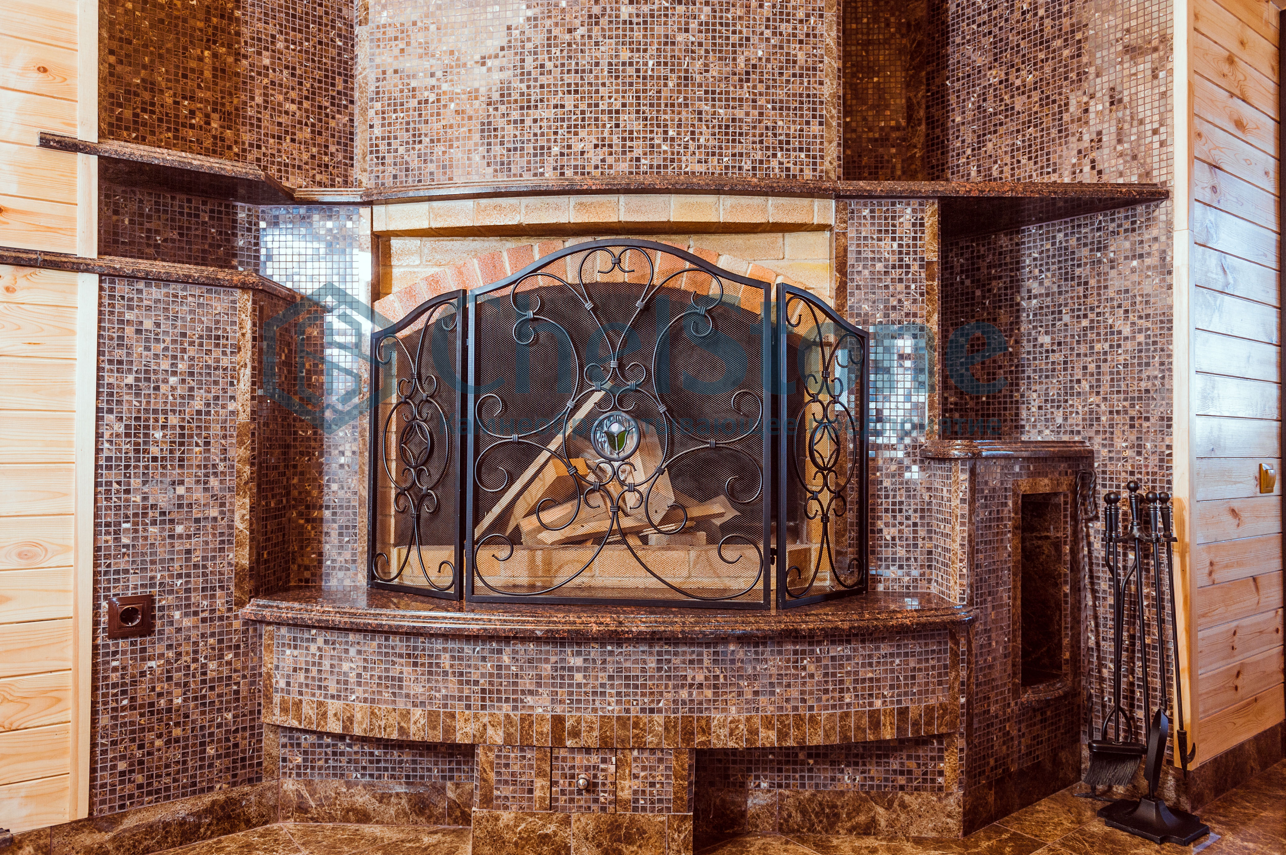 Облицовка камина коричневой мозаикой