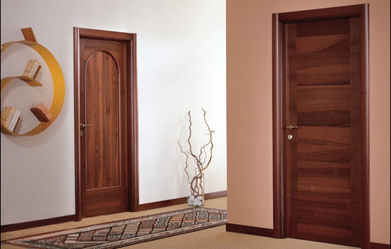 Темно-коричневые двери из натурального шпона