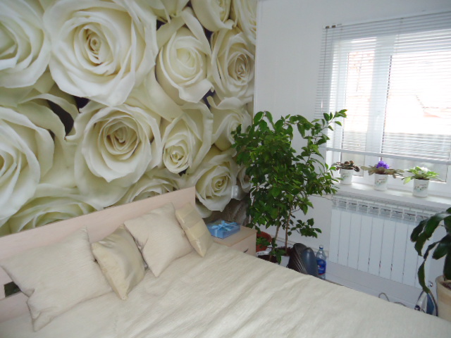 Спальня с нежными розами
