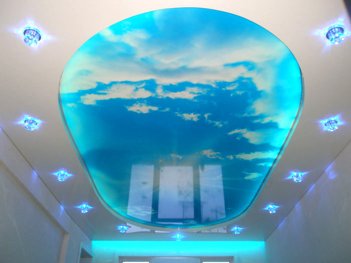 На полупрозрачном подсвеченном потолке можно изобразить любой рисунок