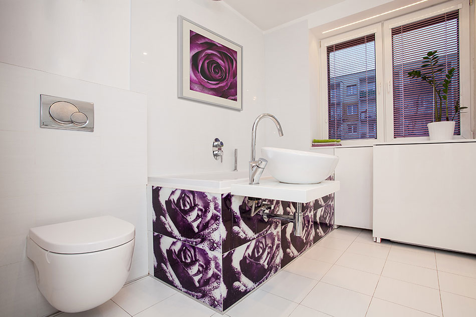 Постер с розой в современной ванной комнате с фиолетовым цветочным декором