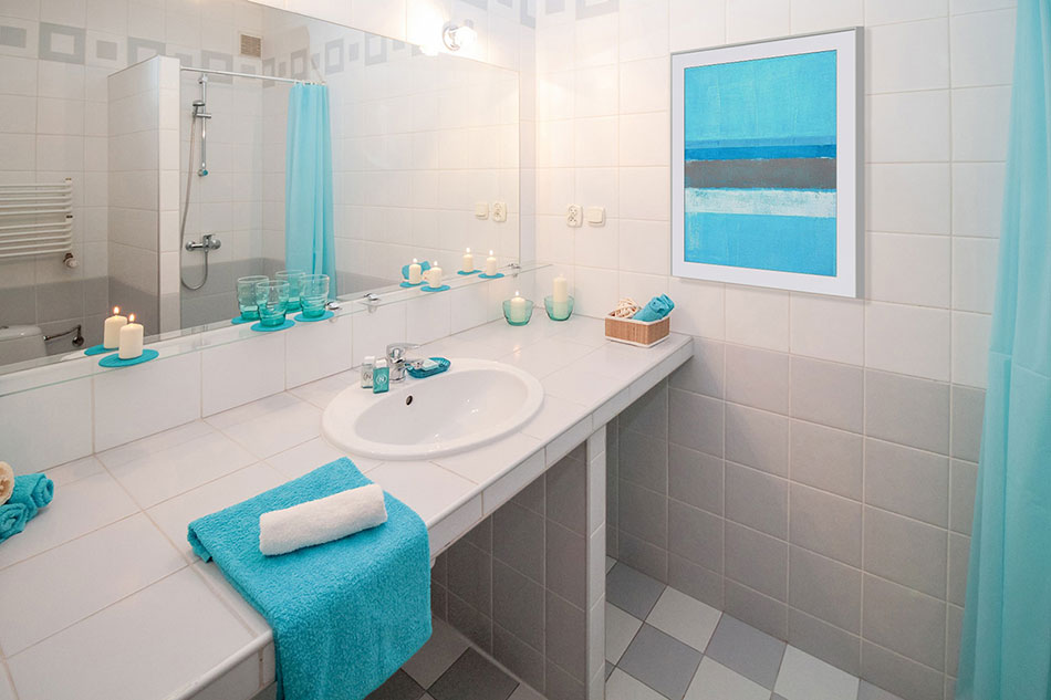 Голубая абстракция в раме с паспарту в современной ванной комнате с голубым декором