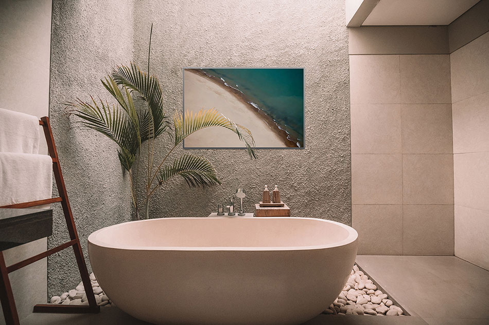 Постер с морским побережьем в ванной комнате в стиле лофт с пальмой
