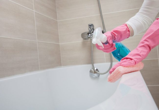 Чистка ванны при помощи химического средства