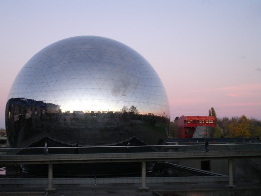 Купольное строение в парке Ла Виллет, Париж