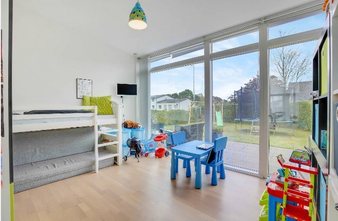 Панорамные окна в детской: нужно ли их устанавливать?