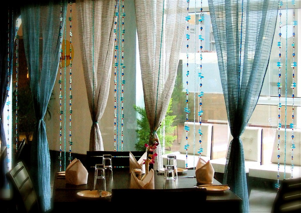 Стеклянные и пластиковые бусы для производства самодельных штор на окно и двери