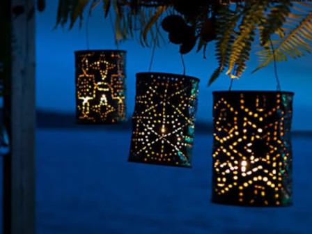 Недорогое декоративное освещение с использованием гирлянды и самодельных пластиковых плафонов