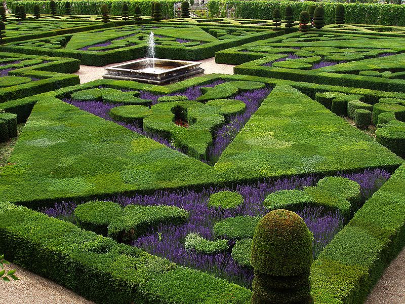 Ярко выраженным представителем регулярного ландшафтного стиля можно назвать сады Версаля и львиную долю парков, расположенных в Париже