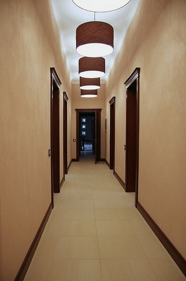 дизайн длинного узкого коридора в трёхкомнатной квартире 