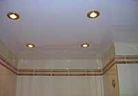 потолок и светильники