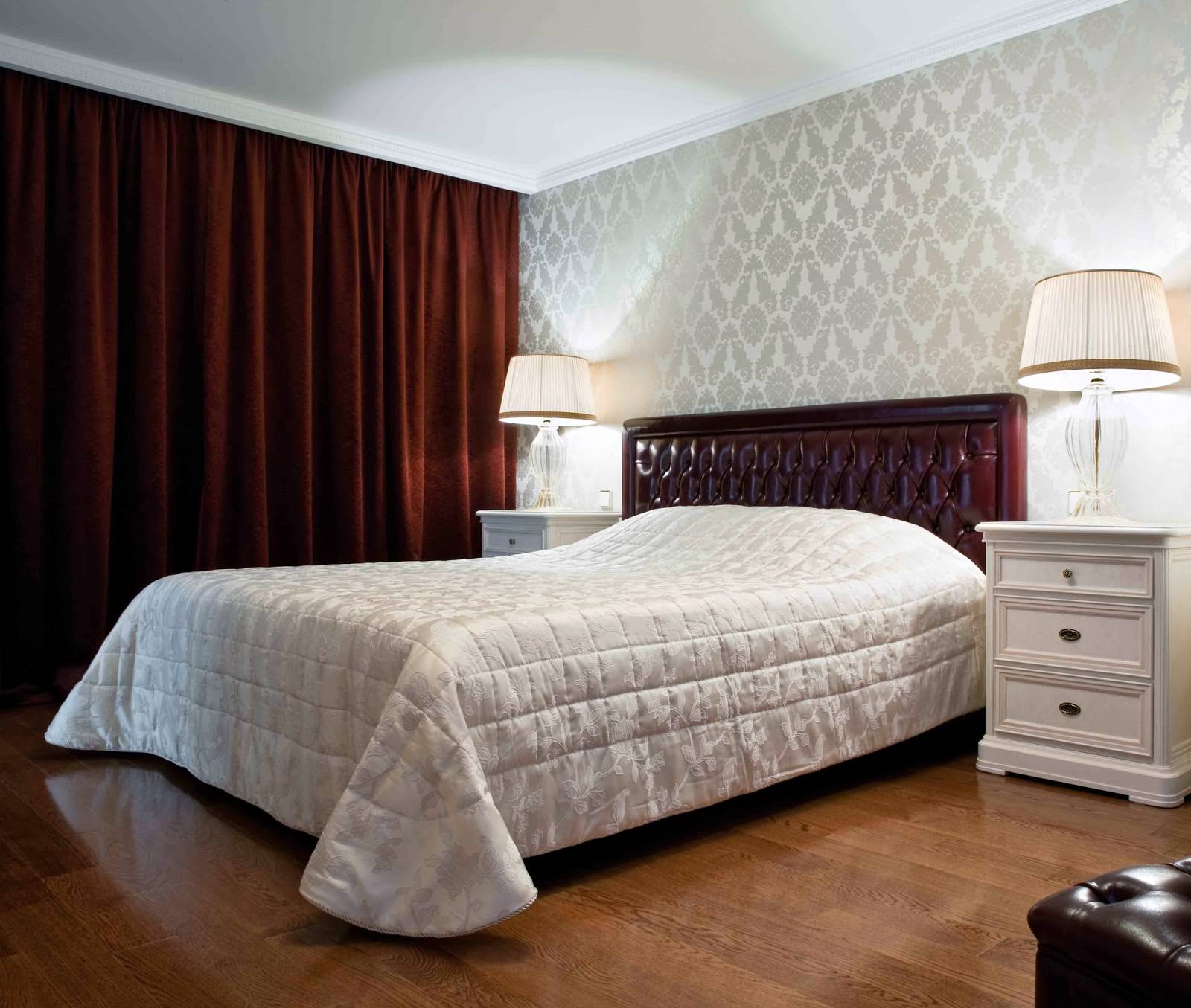 бордовые шторы в дизайне спальни с серыми обоями