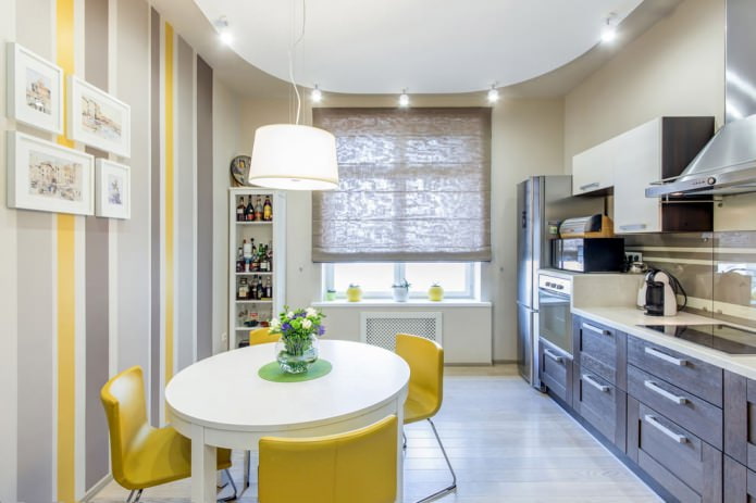 интерьер кухни-столовой в серой гамме с желтыми акцентами на стене в виде полос