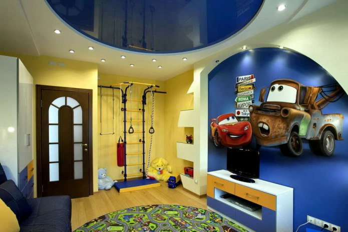 натяжной потолок из глянцевого ПВХ синего цвета в детской для мальчика