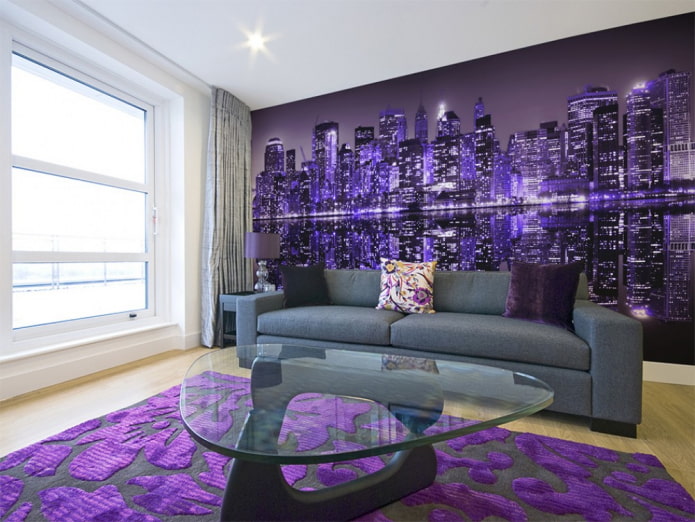 фиолетовые обои с изображением города в интерьере