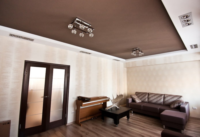 коричневая потолочная конструкция в гостиной