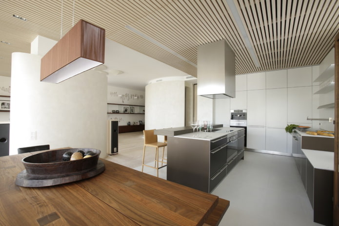 реечный потолок в интерьере кухни