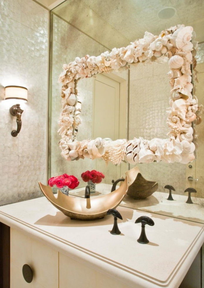 зеркало с ракушками в интерьере ванной