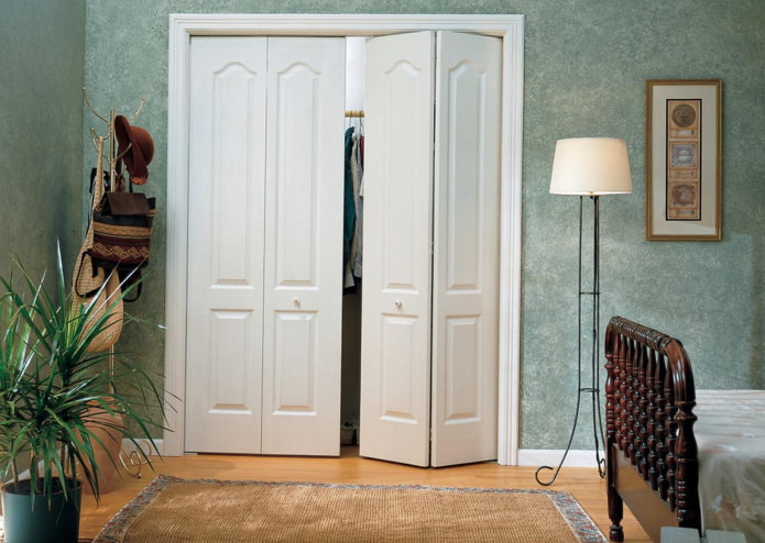 двери в форме гармошки в интерьере в стиле прованс