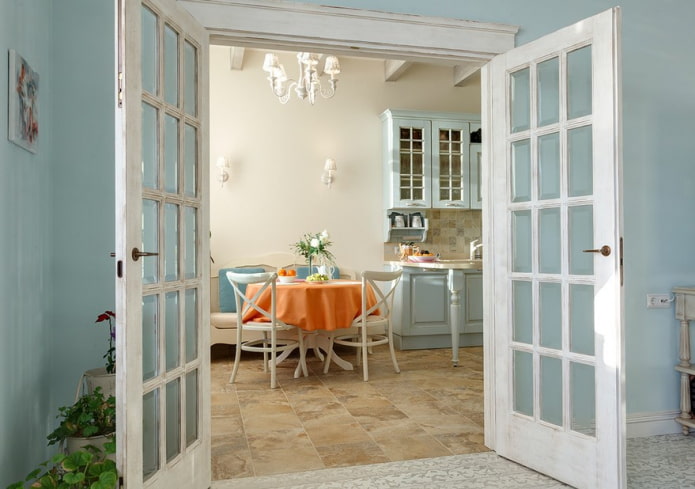 двери в интерьере кухни в стиле прованс