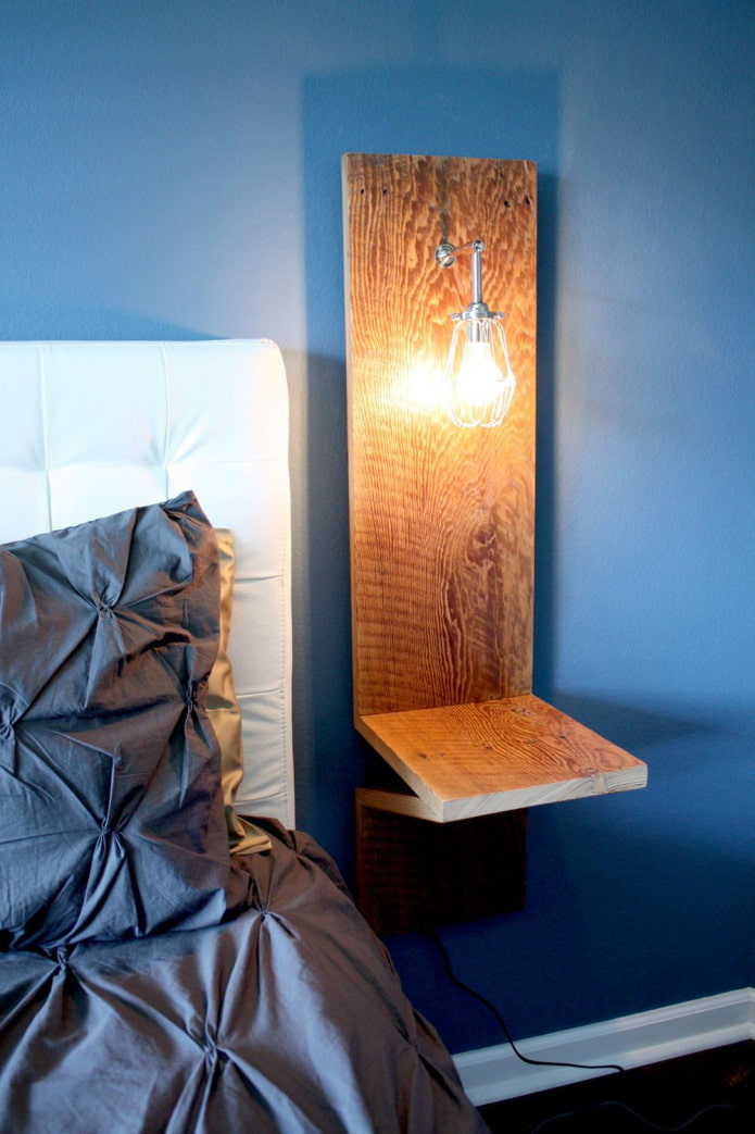 Деревянный светильник у кровати