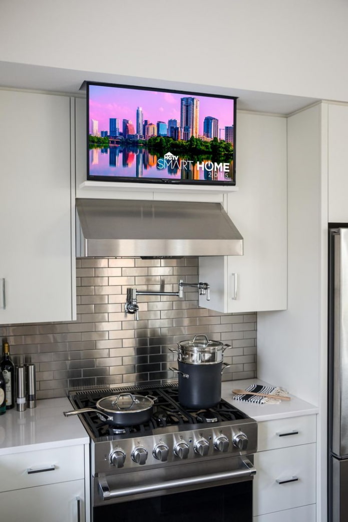 телевизор над вытяжкой на кухне