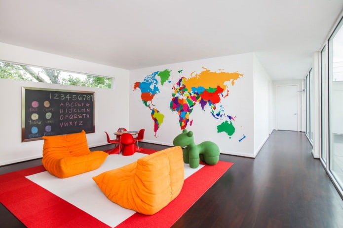 карта мира в интерьере гостиной