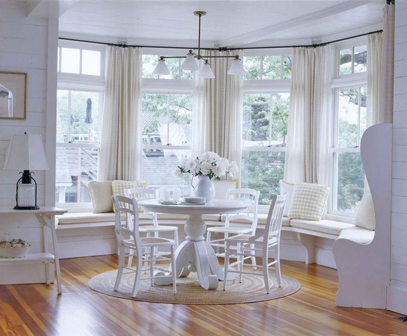 Белая мебель в кухонном эркере загородного дома