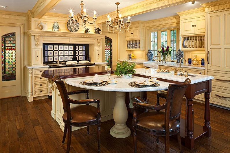 Интерьер большой кухни в классическом стиле с желтой мебелью