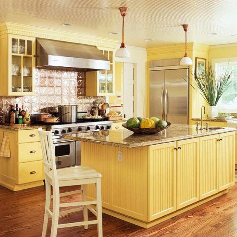 Дизайн классической кухни с желтой мебелью