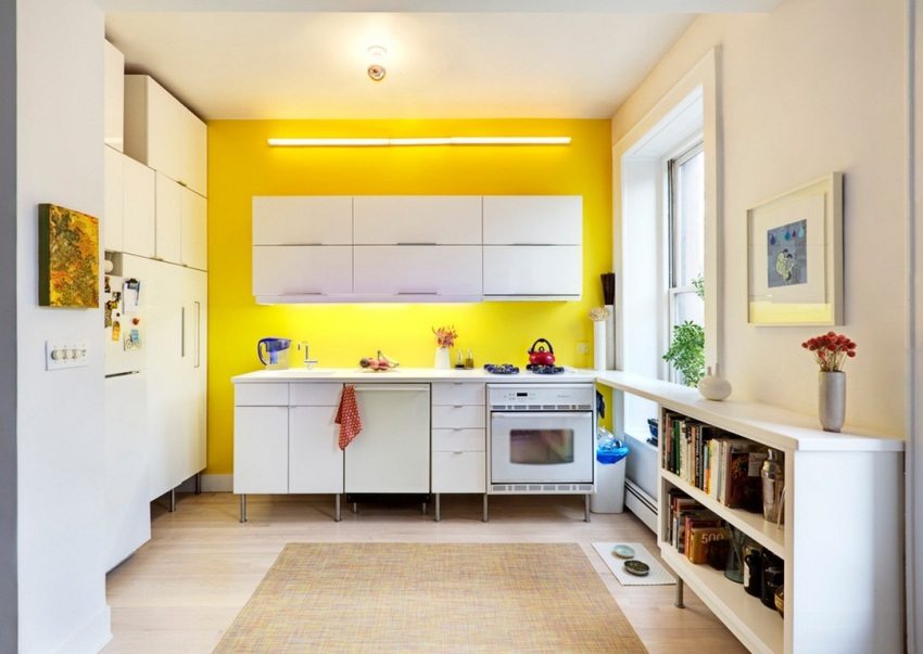 Акцентная стена желтого цвета в интерьере светлой кухни