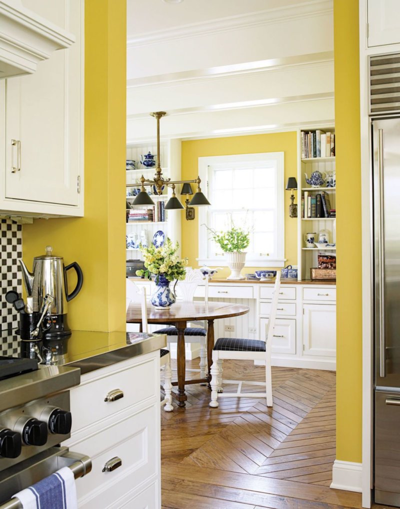 Обеденная зона на кухне с желтыми стенами