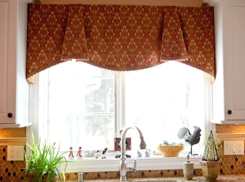 Короткая занавеска со складками на окне кухни