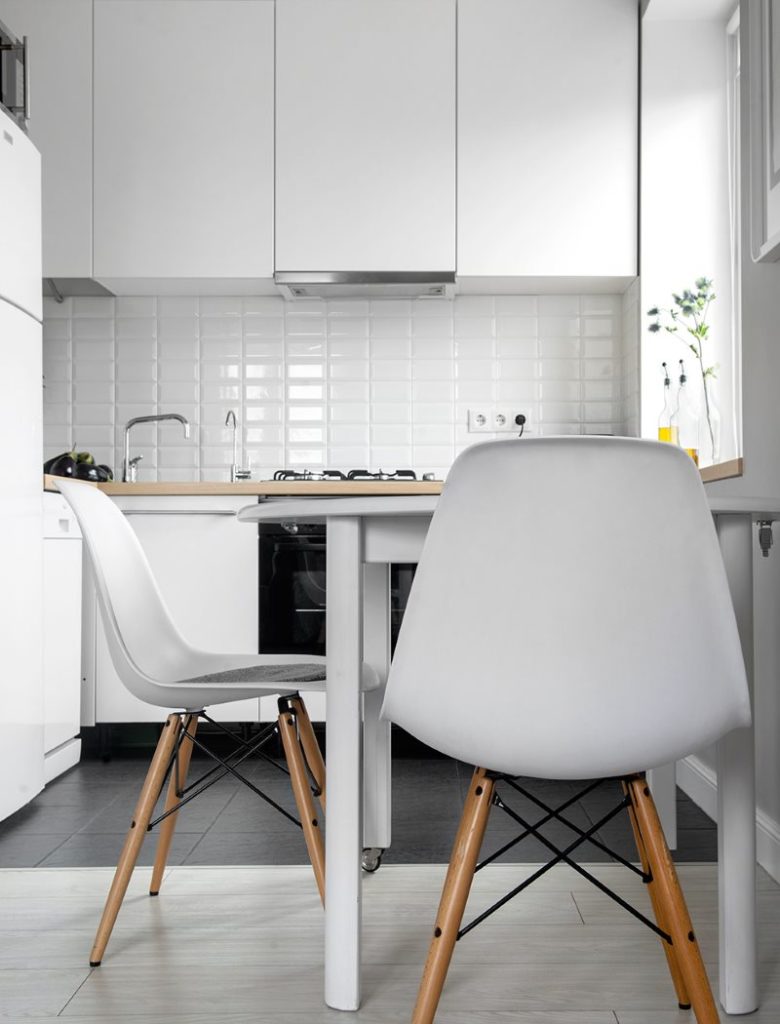 Белые спинки кухонных стульев