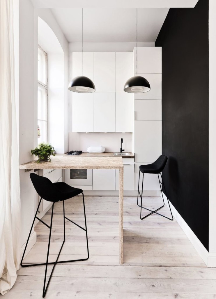 Черная стена в кухне с белым гарнитуром угловой формы