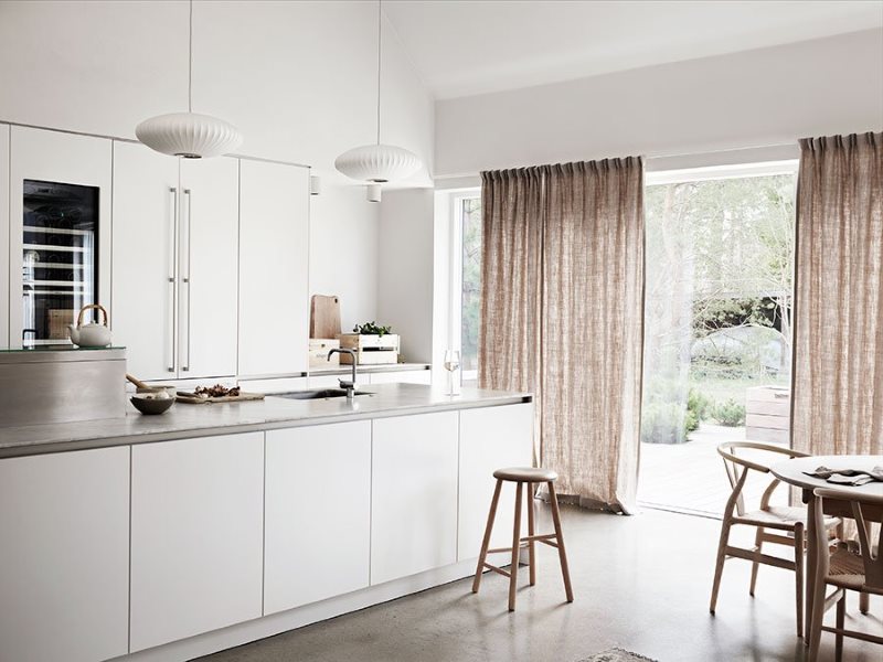 Простые занавески на панорамном окне кухни в стиле минимализма