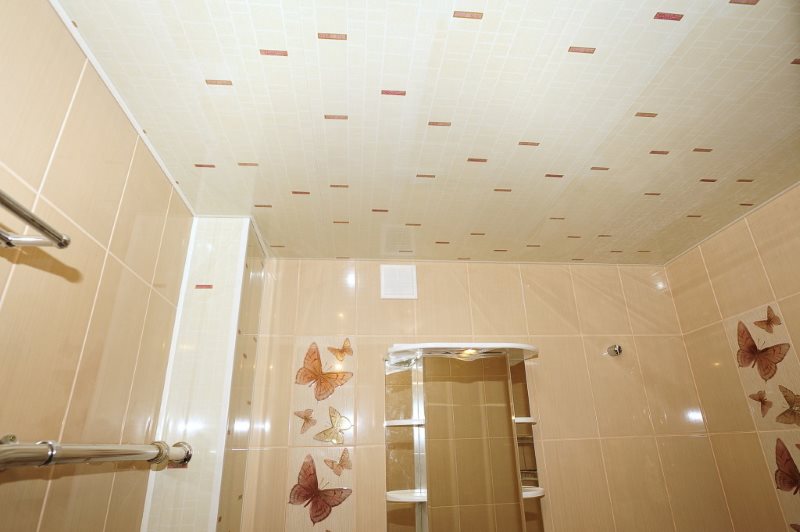 Облицовка стен ванной комнаты бежевыми панелями из ПВХ