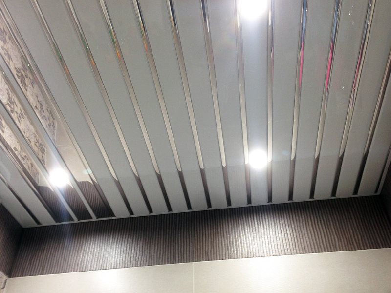 Крашенные рейки алюминиевого подвесного потолка