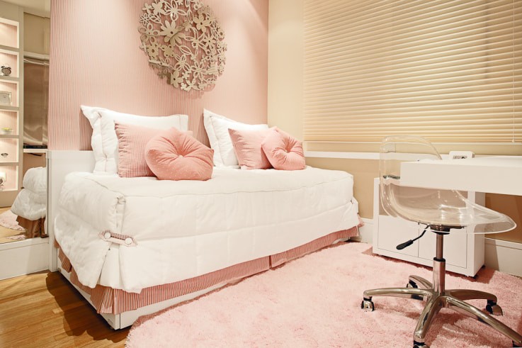 Розовые подушки на белой кровати