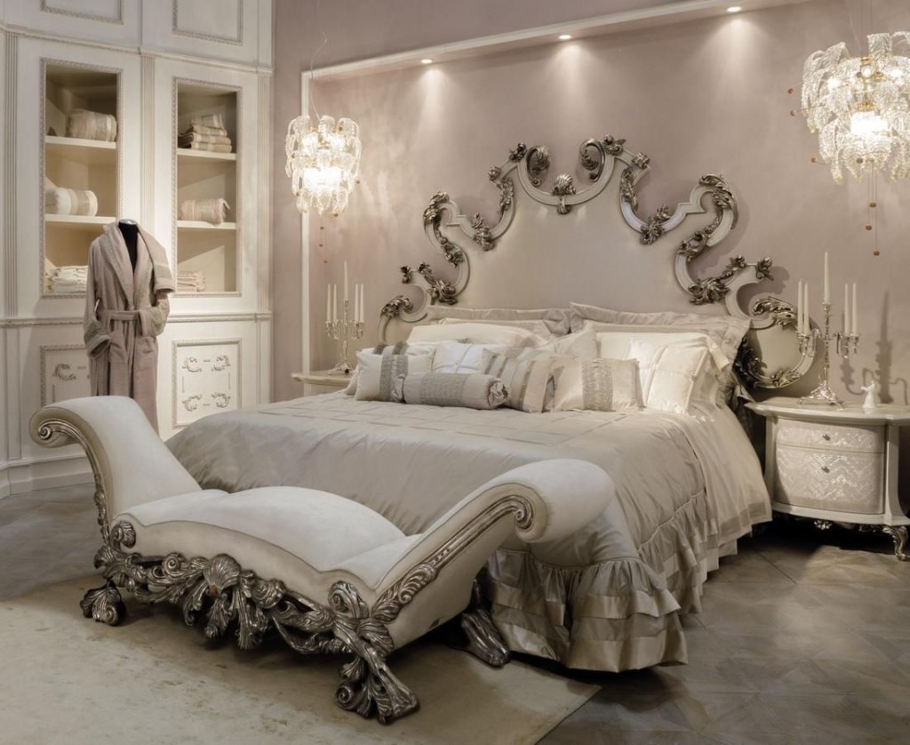 Большая кровать в спальне барокко