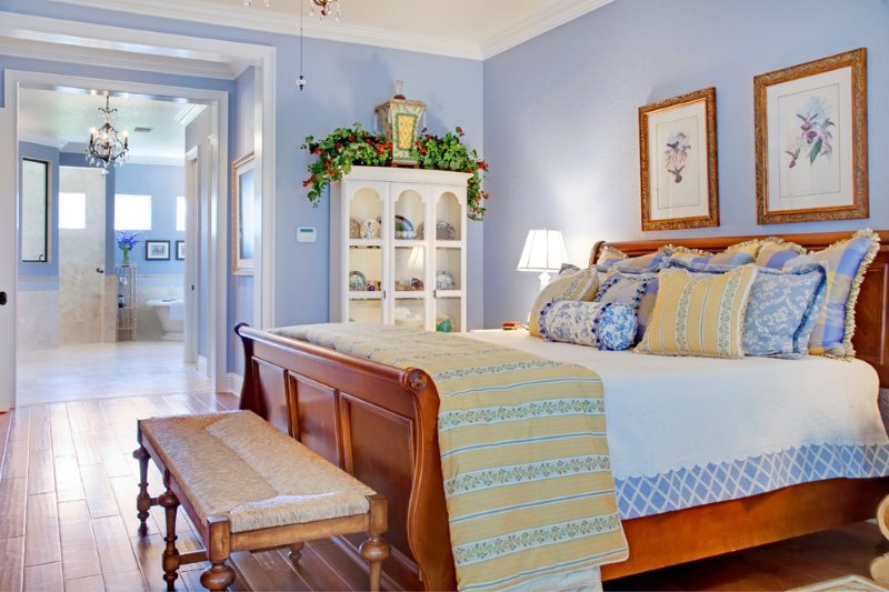 Светло-голубые стены в спальне деревенского стиля