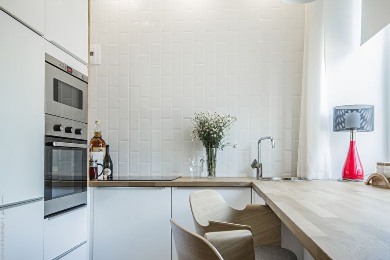 Белая керамическая плитка на стене светлой кухни