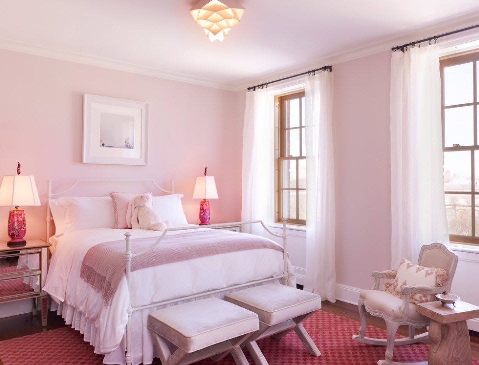 Стульчик-качалка на розовом ковре в спальне