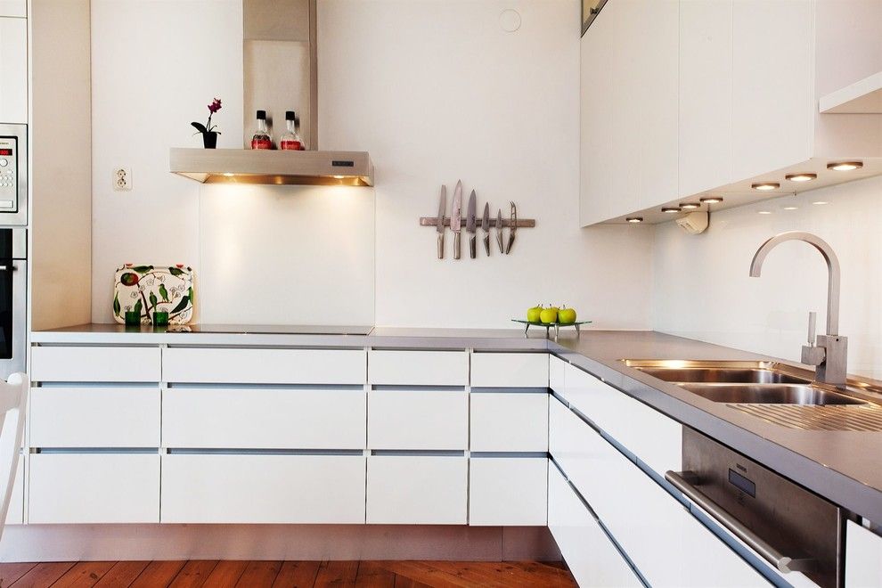 Угловая кухня в стиле минимализм с белыми фасадами