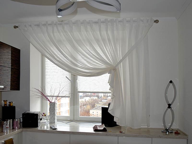 Короткая штора на одну сторону кухонного окна