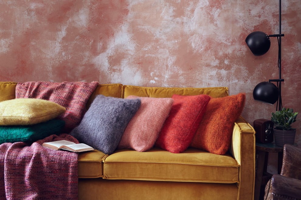 Горчичный диван в гостиной с персиковыми стенами