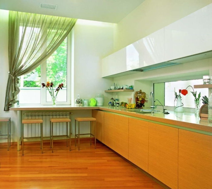 Светло-зеленая штора на одну сторону кухонного окна